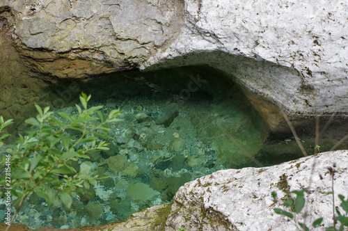 Pozze d'acqua limpida in montagna Alpi Orobie bergamo