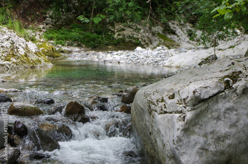 Pozze d'acqua limpida in montagna Alpi Orobie bergamo
