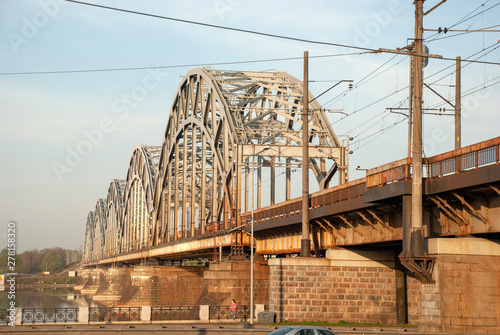 Alte Eisenbahnbrücke aus Stahl üver den Fluß Düna in Riga, Lettland
