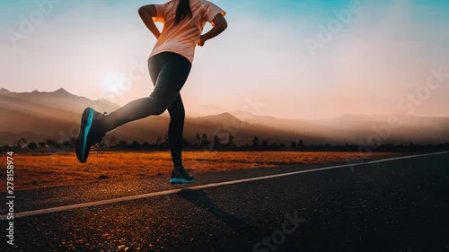 Obraz Kobieta lubi biegać na zewnątrz z pięknym letnim wieczorem na wsi.