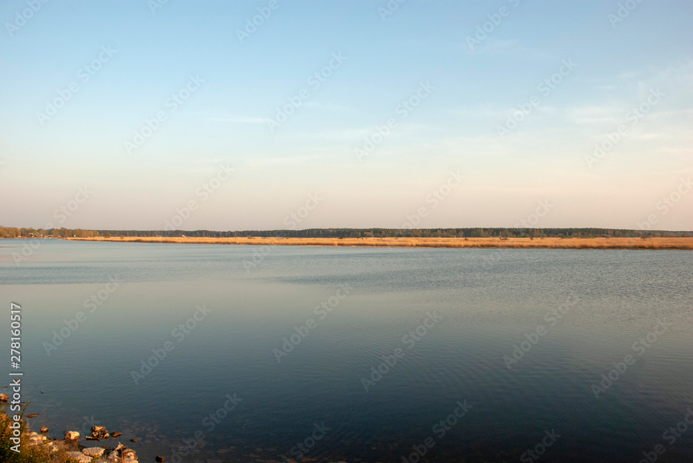Landschaft mit Schilf in flacher Bucht von Jurmala, Lettland