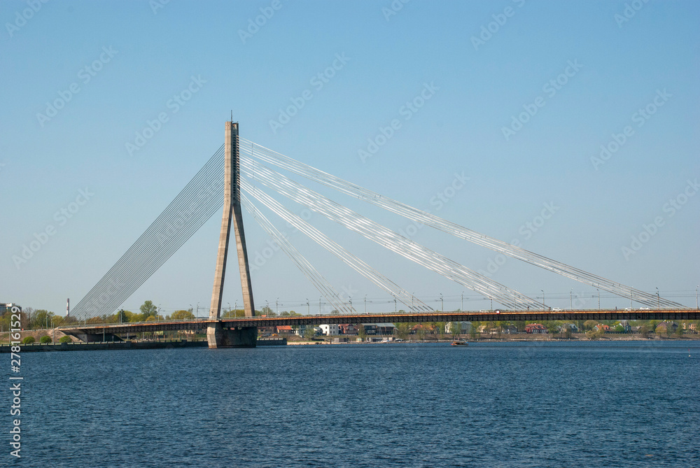 Brücke über den Fluß Düna in Riga, Lettland