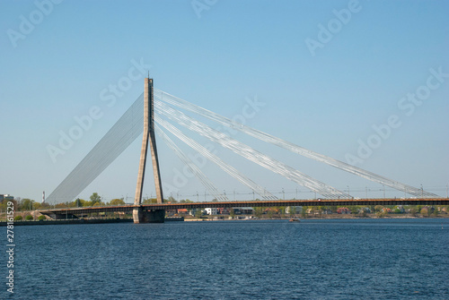 Brücke über den Fluß Düna in Riga, Lettland