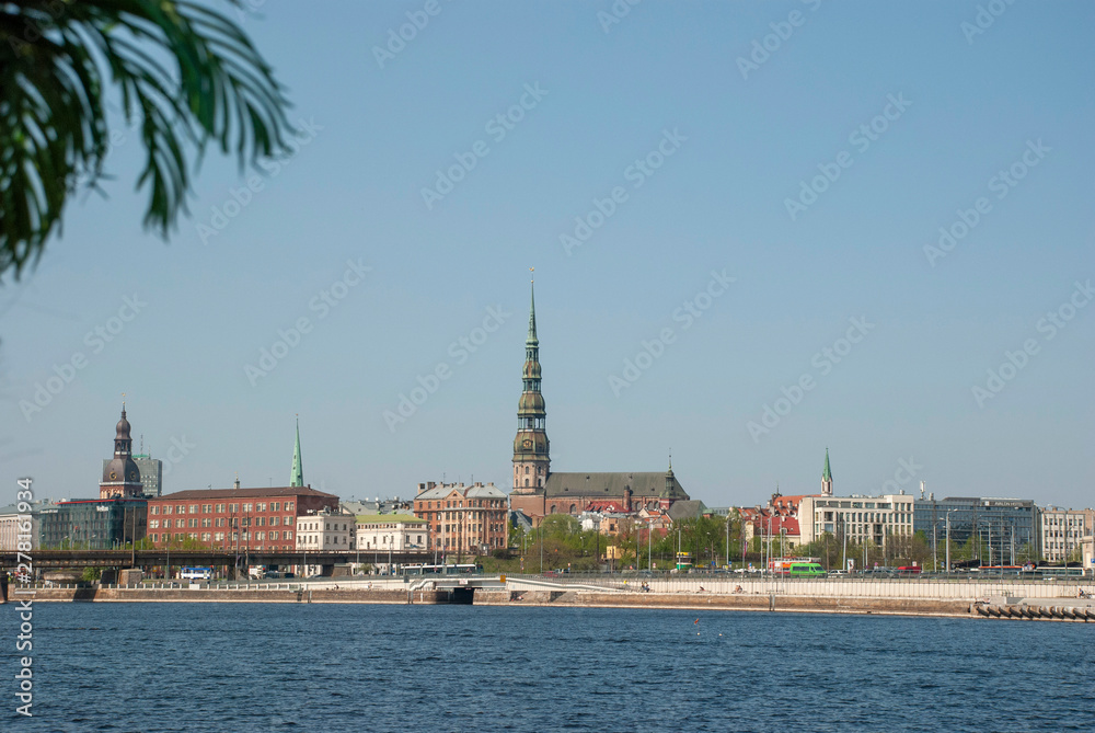 Fototapeta premium Riga Skyline mit vielen Kirchen, Lettland