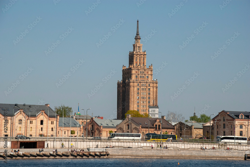 Obraz premium Blick auf die Skyline von Riga mit dem Turm der lettischen Kunstakademie