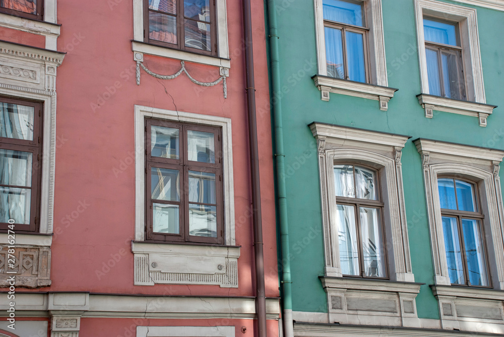 Rosa und türkises Haus in Altstadt von Riga, Lettland