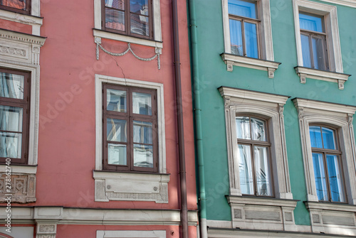 Rosa und türkises Haus in Altstadt von Riga, Lettland