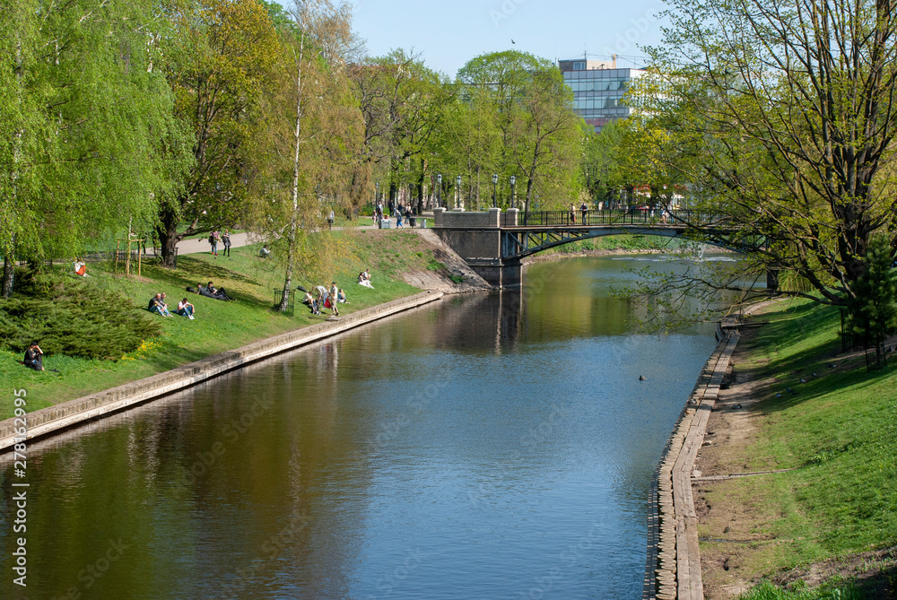 Obraz premium Idyllischer Kanal im Stadtpark von Riga, Lettland