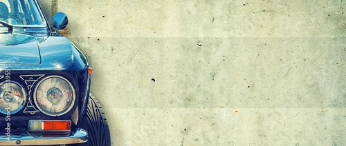 Obraz Reflektor starego pięknego samochodu na tle betonowej ściany. Skopiuj miejsce Naprawa banerów koncepcyjnych, sprzedaż samochodów.