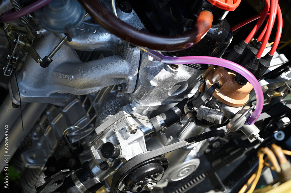 Obraz premium The engine in a car from a veteran.