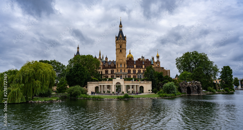 Schweriner Schloss mit See