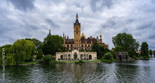 Schweriner Schloss mit See © blende11.photo