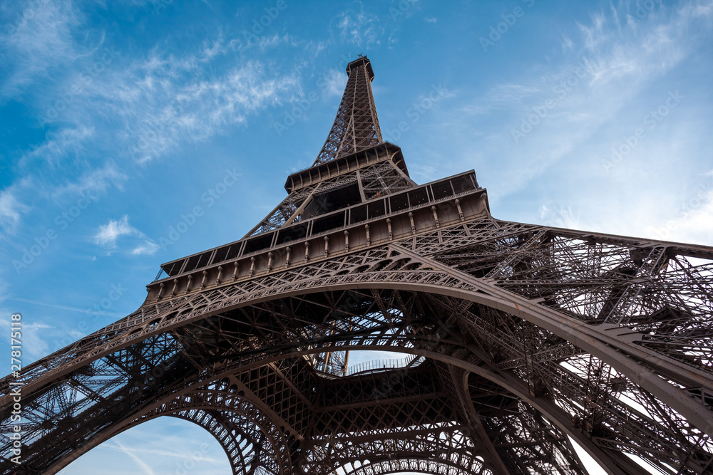 Wide shot of Eiffel Tower with blue sky, Paris, France. - obrazy, fototapety, plakaty 