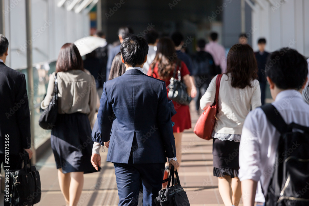 Fototapeta premium ビジネスマンたちの後ろ姿