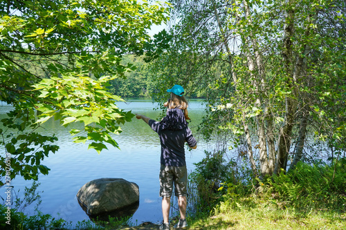 Foto Père et sa fille au bord du lac