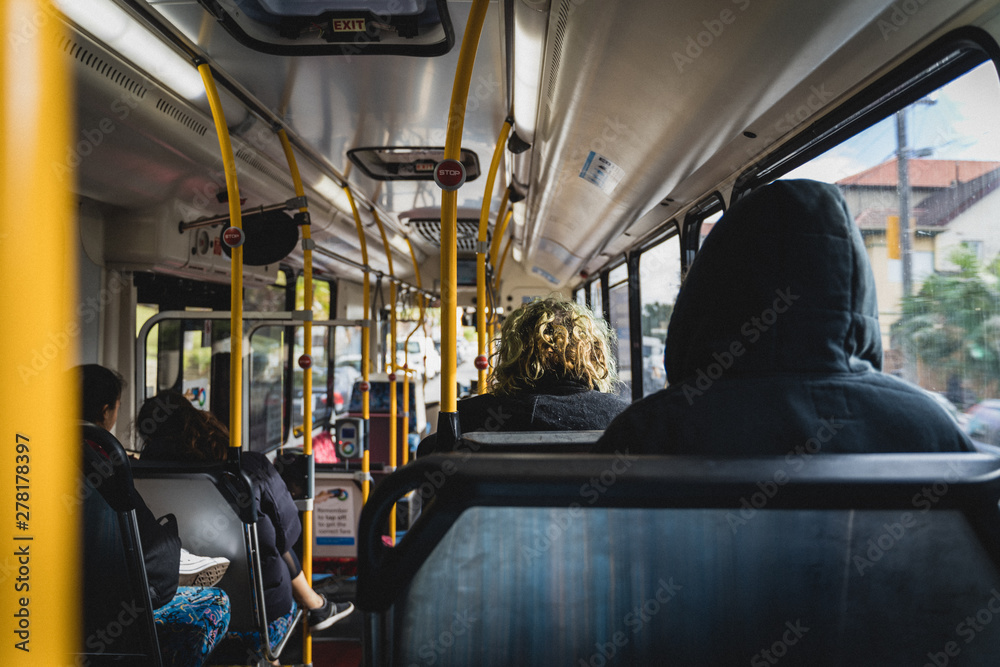 Naklejka premium Sydney, Nowa Południowa Walia, Australia - 23 czerwca 2018 r .: Pasażerowie podróżujący autobusem z Coogee do miasta.