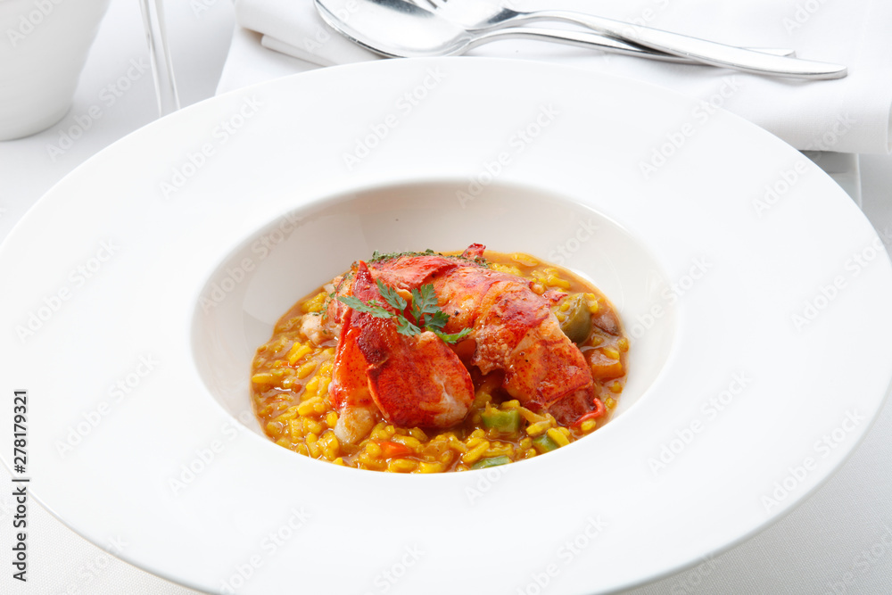 Arroz con bogavante en plato hondo. Rice with lobster in a deep dish.