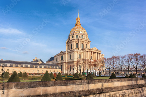 Les Invalides is a complex of museums and monuments in Paris, military history of France. Most notably, the tomb of Napoleon Bonaparte is found here.