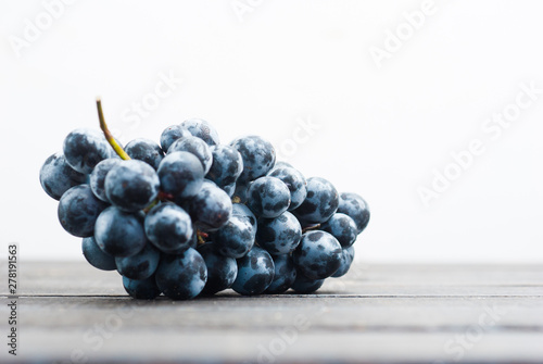 Photos red grape on black wooden table