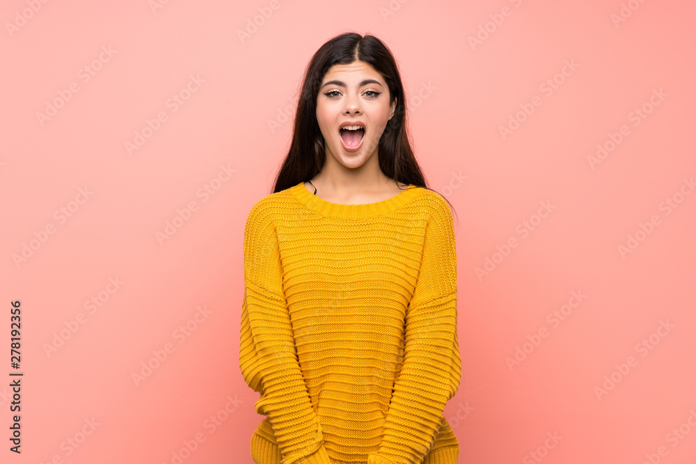 Obraz premium Teenager girl over isolated pink wall with surprise facial expression