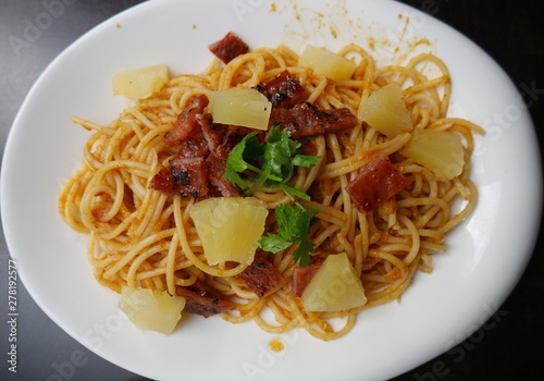 Spaghetti with pineapples and hams