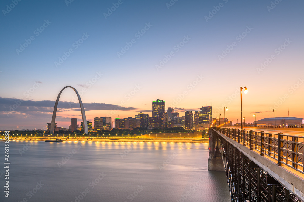 Obraz premium St. Louis, Missouri, USA downtown cityscape on the Mississippi River at twilight.