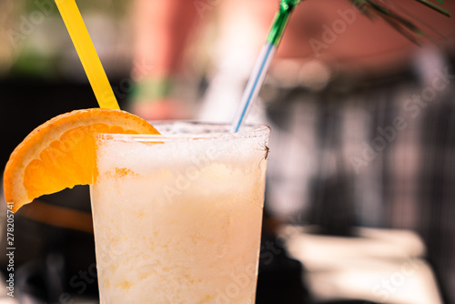 Pina Colada mit einer Mücke am Glas