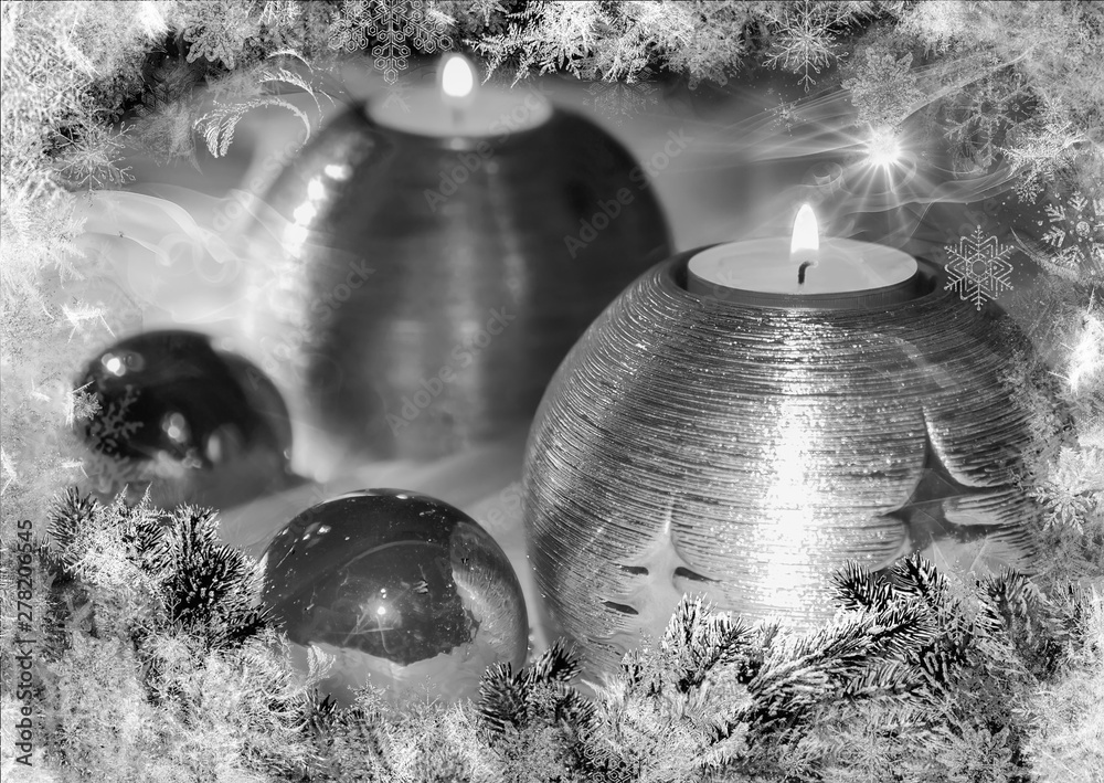 Fototapeta premium Dekoracja świąteczna ze świecami i bombkami w kolorach czarnym i białym