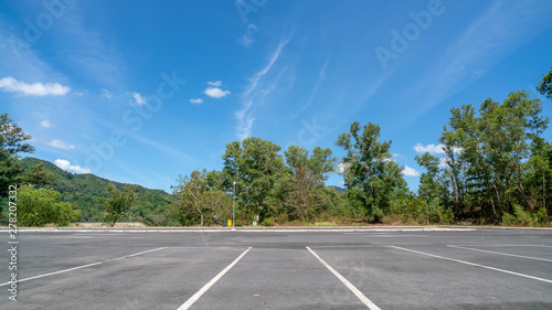 Fototapeta Naklejka Na Ścianę i Meble -  Arrow symbol sign in Parking ,parking lot, parking lane outdoor with blue sky background