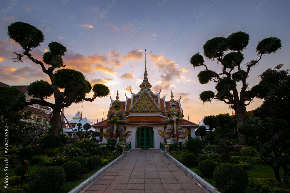 Fototapeta Wewnątrz głównego wejścia do świątyni Wat Arun w Bangkoku, Tajlandia podczas zachodu słońca.