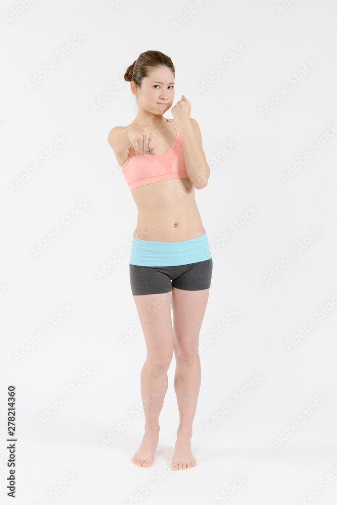 パンチする女性 パンチする女性