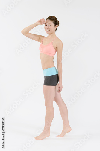 歩く若い女性