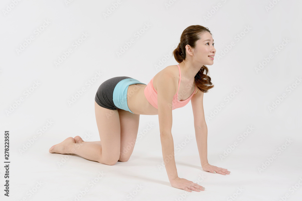 Obraz premium ストレッチする若い女性