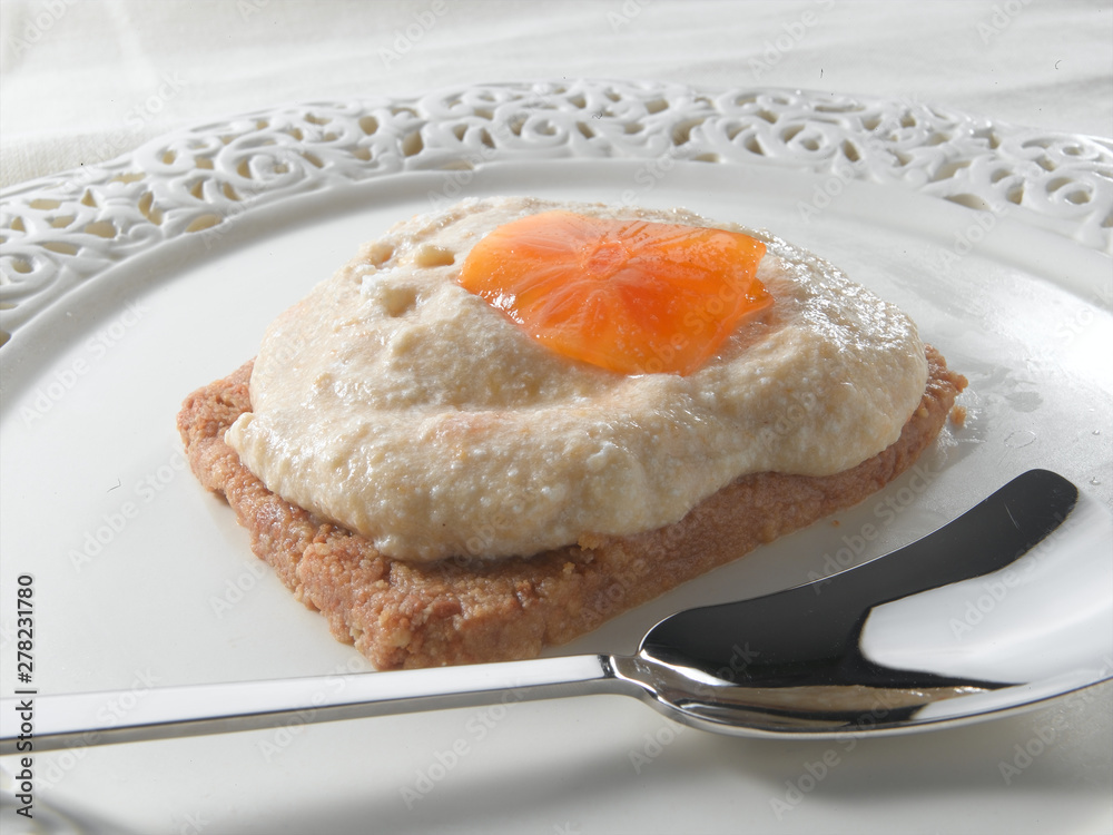 Mousse de melocotón con cubiertos. Peach mousse with cutlery. Mousse de melocotón con cubiertos. Peach mousse with cutlery.