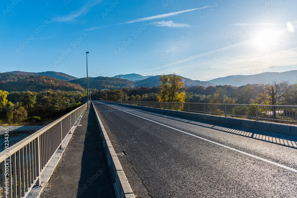 Naklejka premium Road on the sunny day