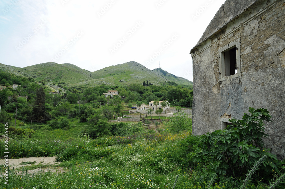 Le Pantokrator vu depuis le village du Vieux-Périthia à Corfou