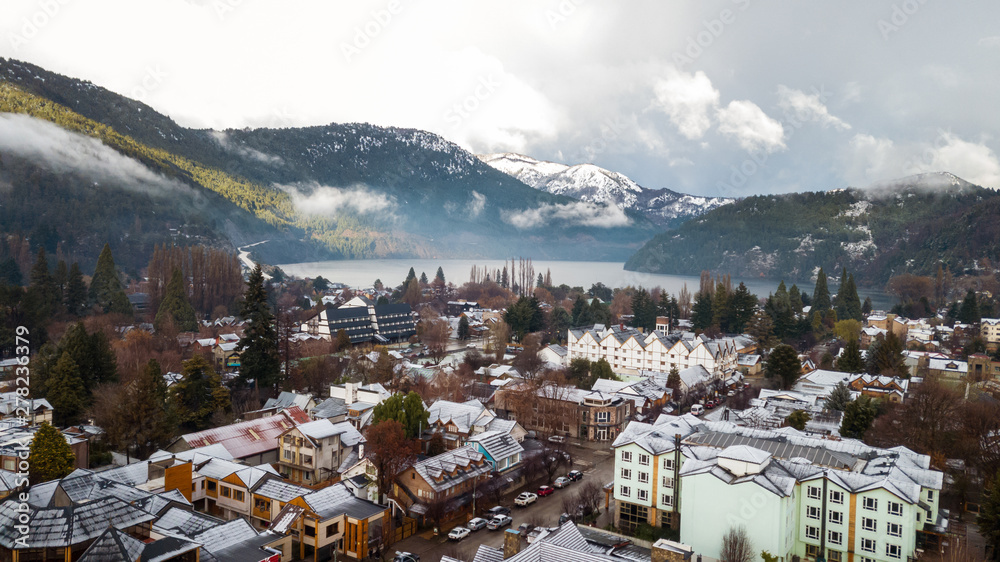 Fototapeta premium Ciudad con nieve y nubes