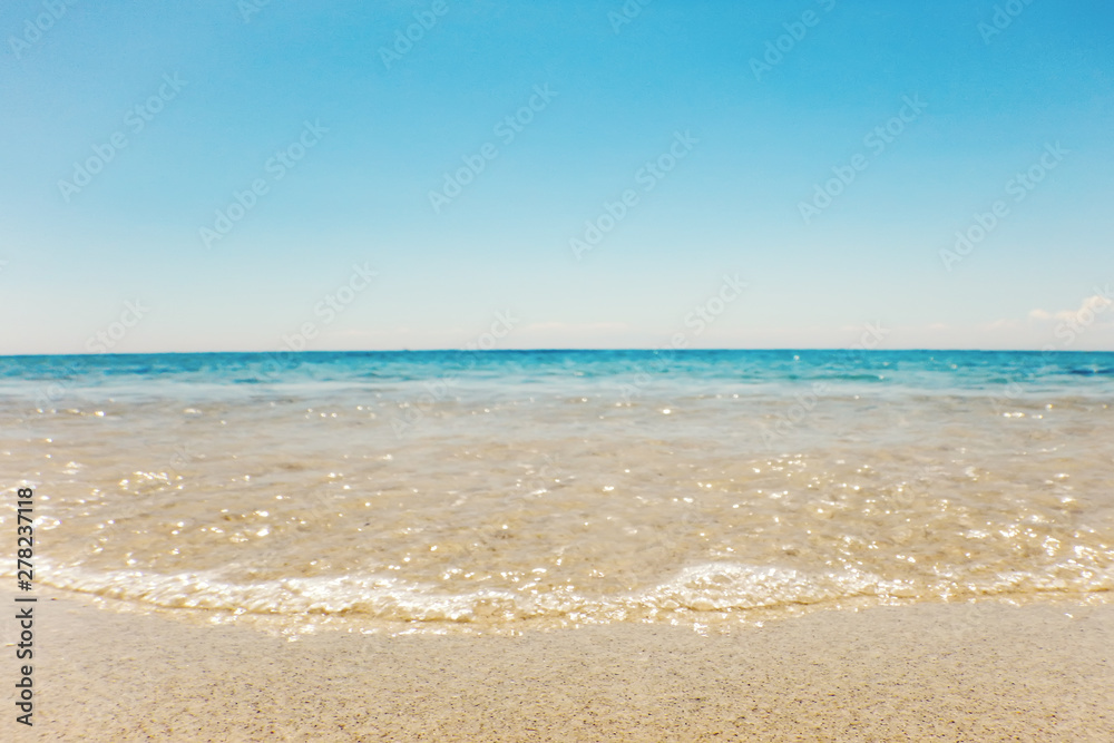 Fototapeta Fala niebieski ocean na piaszczystej plaży tło lato