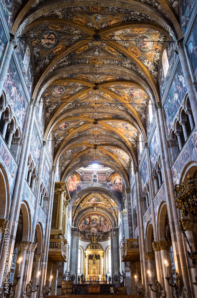 Affreschi e navata del Duomo di Parma in Italia