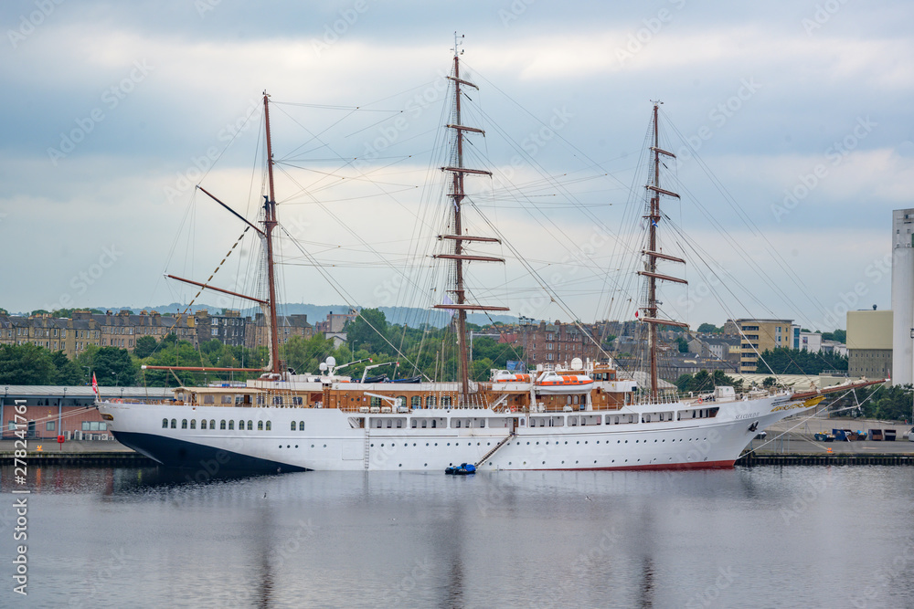 Naklejka premium sailing ship in marina