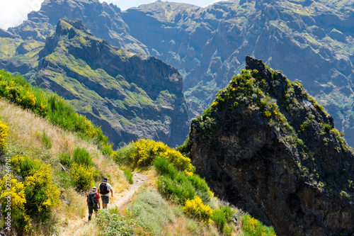 Fotografie Madeira - Wandern im Zentralgebirge: ZWei Wanderer auf Pfad