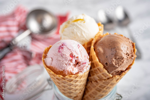 Photographie strawberry, vanilla, chocolate ice cream woth waffle cone on marble stone backgr