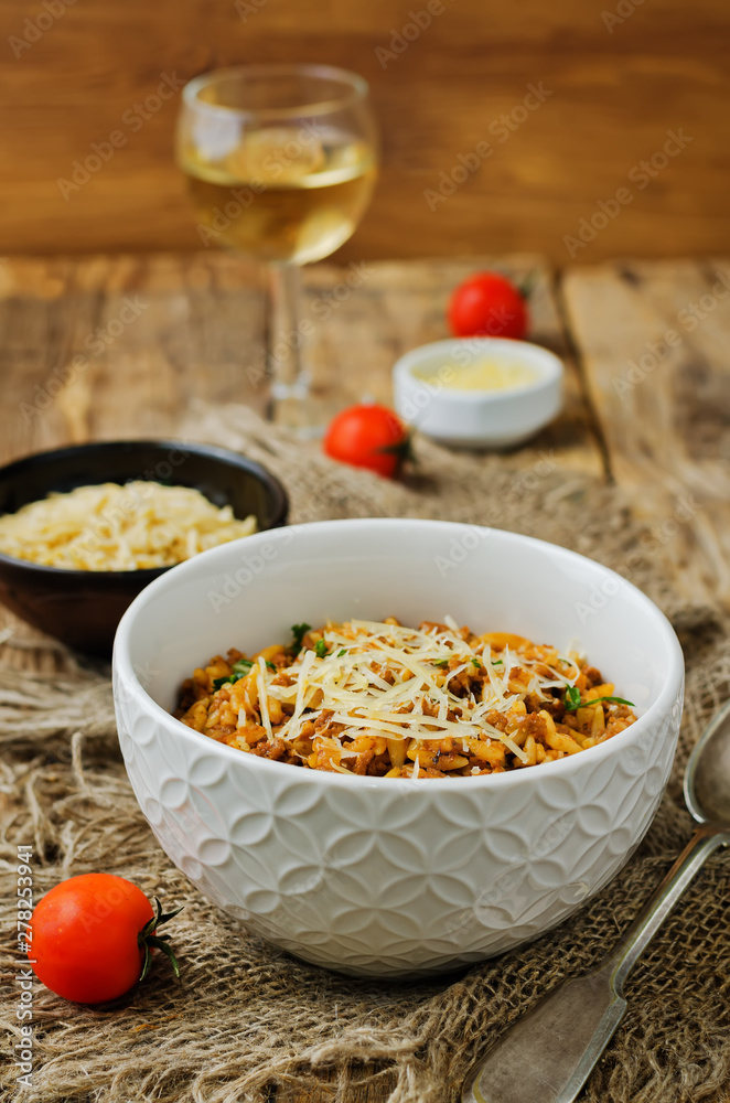 Minced meat tomato orzo with shredded cheese and fresh tomatoes and garlic slices Minced meat tomato orzo with shredded cheese and fresh tomatoes and garlic slices