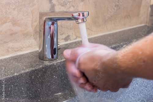 Infrarot Badarmatur ohne Berührung für ein hygienisches und wassersparendes Händewaschen photo