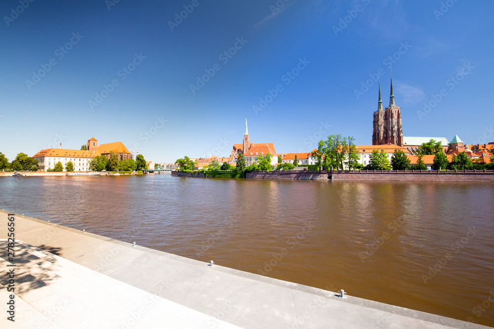 Obraz premium Wroclaw, River boulevards and view of the old city