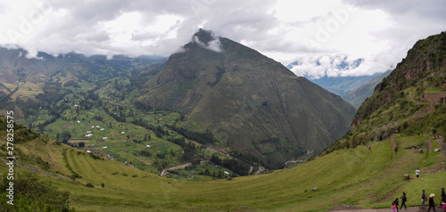 Vista panorámica de montaña con niebla y nubes en el Valle Sagrado de los Incas, Perú. 