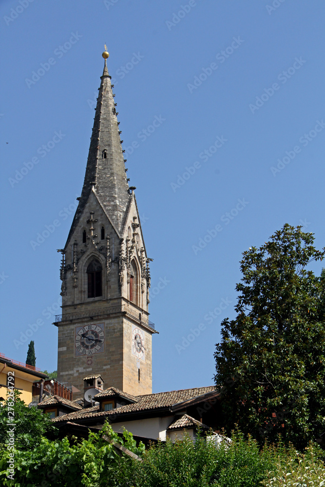 il campanile gotico della chiesa parrocchiale di Termeno