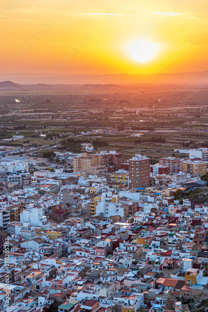 Blick über die Dächer von Cullera bei Sonnenuntergang, Spanien