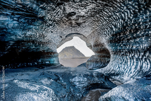 Blue crystal ice cave, unde...