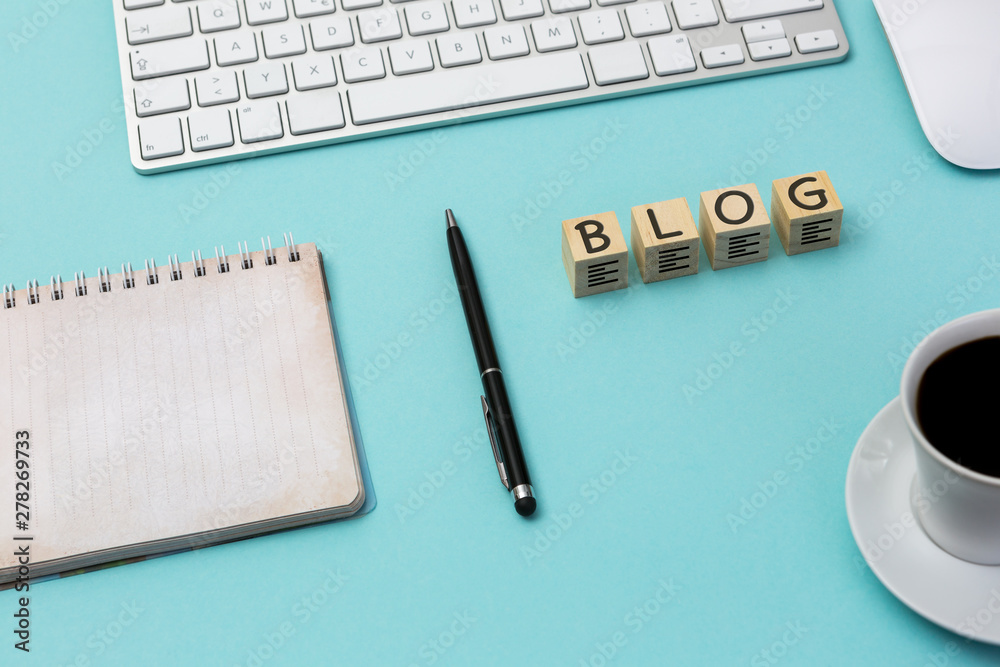 Würfel mit dem Wort „BLOG“ auf dem Schreibtisch, neben einem Kaffee und einem Notizblock Würfel mit dem Wort „BLOG“ auf dem Schreibtisch, neben einem Kaffee und einem Notizblock